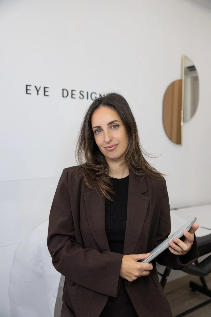 Cécile dans son institut Eye Designer à Antibes