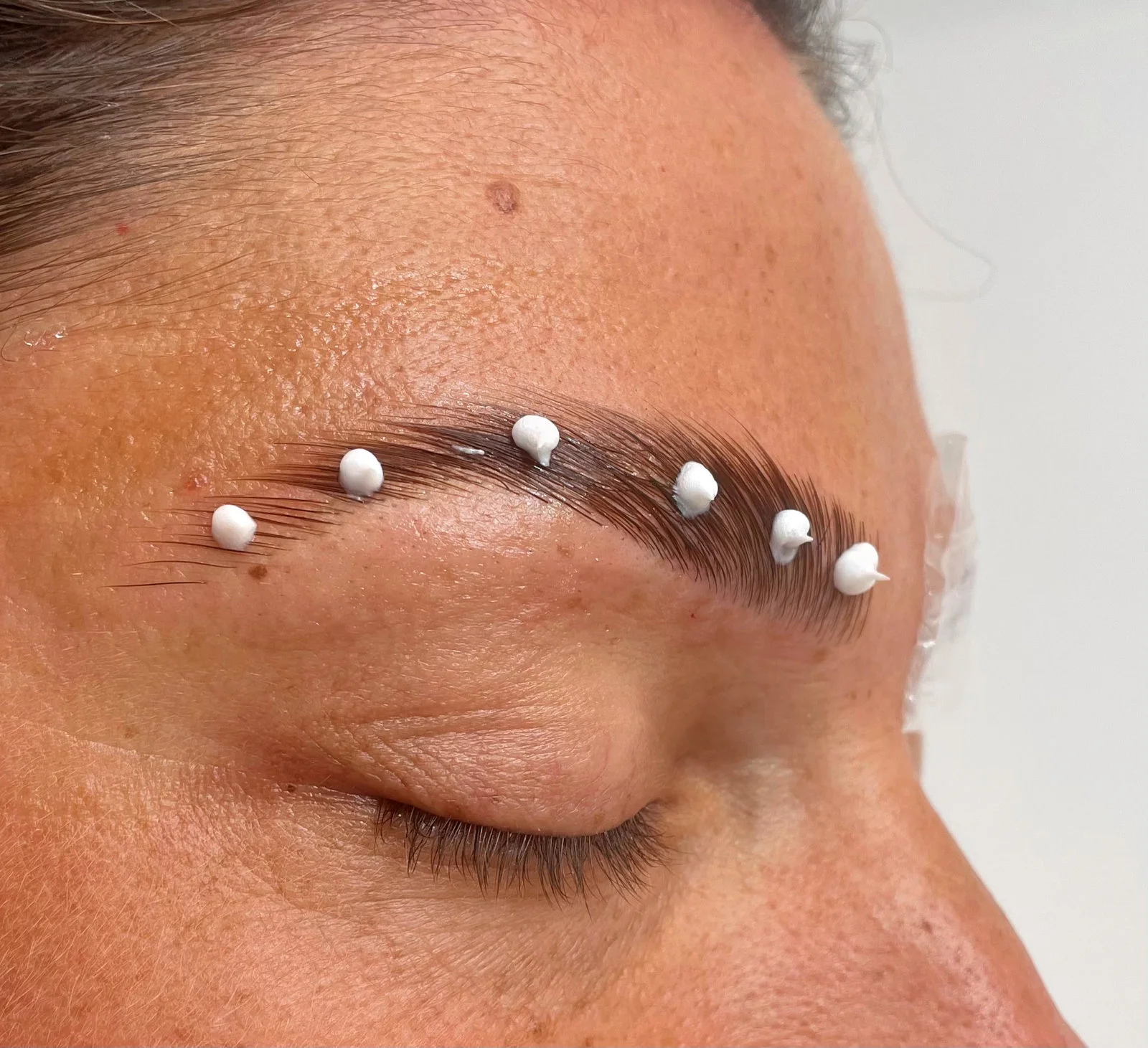 Le dessin des sourcils préparé avec précision chez Eye Designer