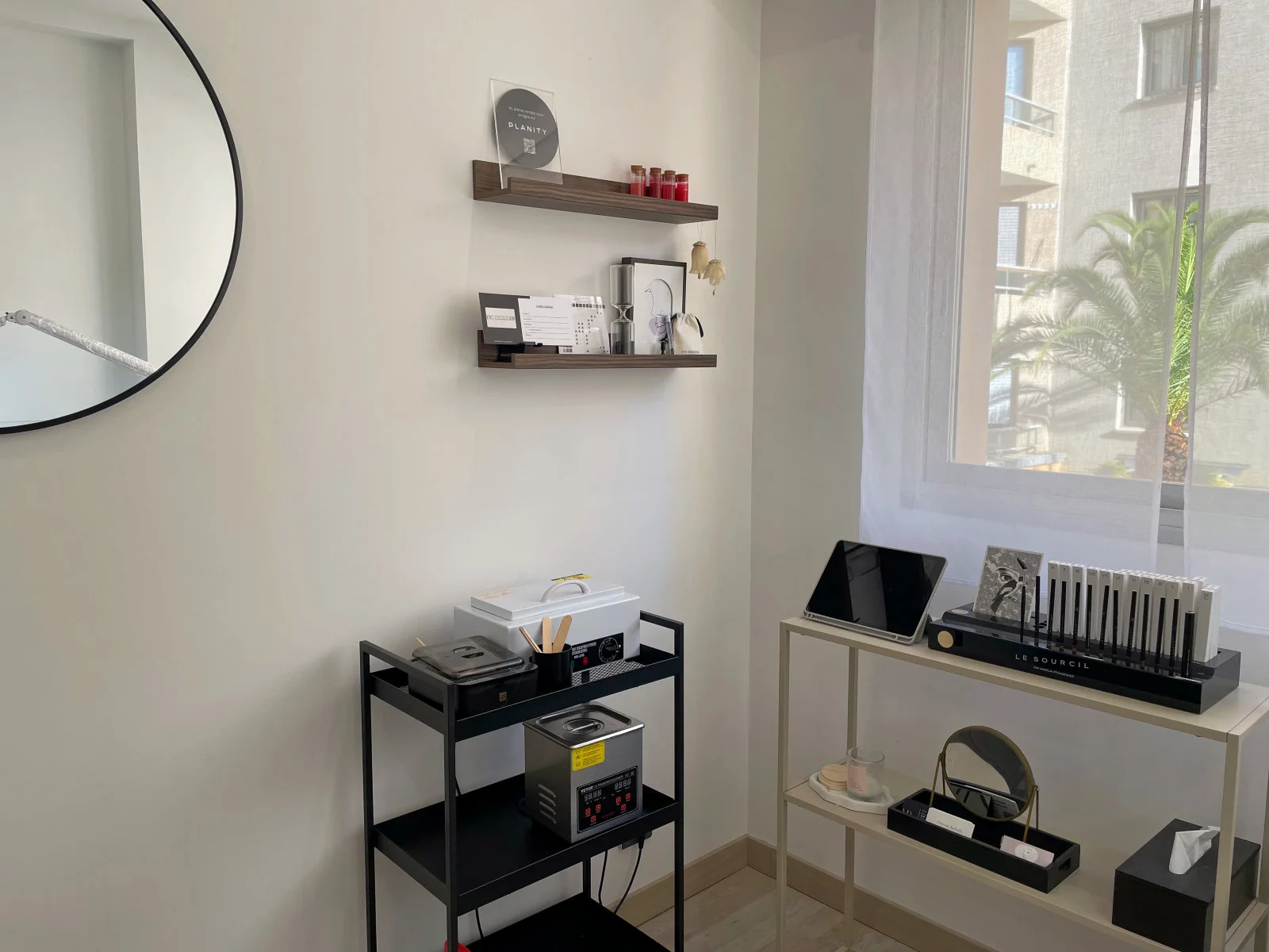 L’intérieur lumineux du salon privé Eye Designer à Antibes